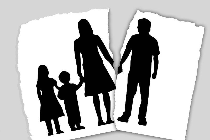 Có thể kiện chồng thiếu trách nhiệm với gia đình và con hay không?